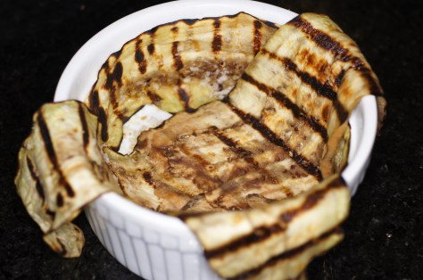 Line baking dish with eggplant slices